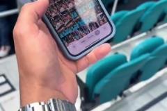 這老哥是真激動(dòng)！和梅西合影后球迷手拿手機(jī)一直顫抖