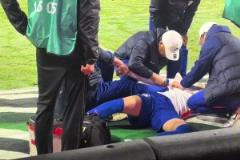 望無礙！王彤受傷下場，并被救護(hù)車送往醫(yī)院