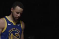 高興得像個(gè)孩子庫(kù)里賽后離場(chǎng)開心念叨著：Yes，yes~~