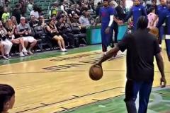 球被吸走了？小卡：抱歉，手大就是可以為所欲為！