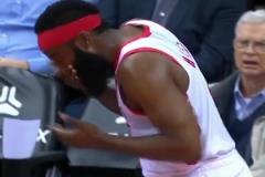 發(fā)明這個(gè)慶祝動(dòng)作的真是個(gè)天才哈登第一次做出來晃了所有人