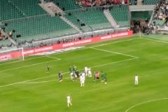 現(xiàn)場一片驚訝，實拍：馬寧經(jīng)過VAR確認(rèn)后向恩加德烏出示紅牌