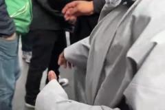 網(wǎng)友給甲亢哥遞煙，甲亢哥直說no,no,no