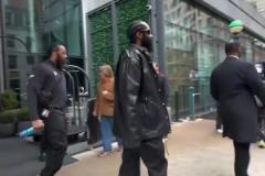 快船大勝籃網(wǎng)賽后：哈登帶保鏢坐專(zhuān)車(chē) 西蒙斯坐大巴