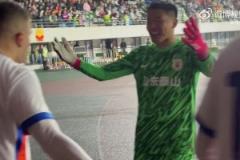 卡扎爾絕殺后激動和球迷互動，王大雷抱住秀外語