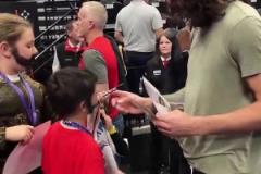 他真的我哭死小球迷拿出追夢(mèng)踢蛋照片 亞當(dāng)斯居然照簽不誤！