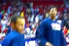 半獸人胯下?lián)Q手扣籃，一旁的庫(kù)里比劃了一下：算了，還是投三分吧