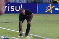 球隊被進球！場邊庫卡憤怒踢球把自己搞傷！