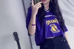 黑絲美女詹密表白詹姆斯：我愛老詹!我愛湖人!