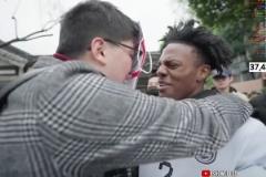 甲亢哥親吻神秘中國“女子”，“女子”甚至還跪下求婚了