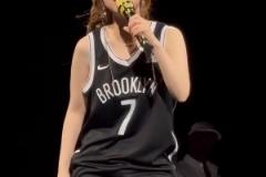 好聽！鄧紫棋在籃網(wǎng)主場開演唱會 穿籃網(wǎng)7號球衣唱《海闊天空》