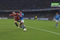 特奧禁區(qū)倒地造點(diǎn)！希門尼斯主罰點(diǎn)球直接被門將沒(méi)收！