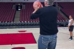 老球迷看背影能認(rèn)出這是哪位公牛名宿嗎？？？