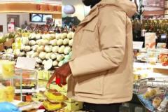 網(wǎng)友偶遇吉林外援瓊斯逛超市：裝了一車菠蘿是要進貨嗎