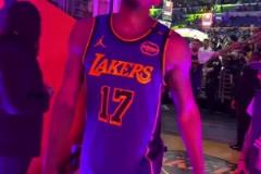 贏球功臣！芬尼-史密斯賽后手舞足蹈走回更衣室