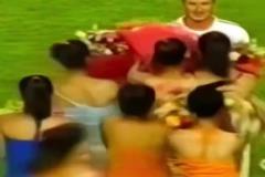 03年皇馬中國行，啦啦隊小姐姐看到小貝陷入瘋狂，大羅：…