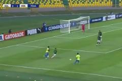 決不允許！巴西U17球員站在球上，裁判吹停比賽+黃牌警告