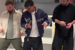 怎么玩到一起的亞馬爾教皮克和羅馬諾一些舞蹈動(dòng)作