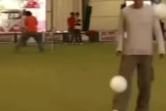 江湖流傳著卡卡左右腳同時顛球的傳說