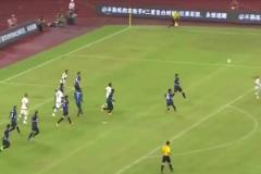 專進(jìn)世界波的中后衛(wèi)！梅克斯米蘭德比中的逆天凌空爆射