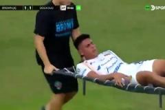 暴力南美！抬擔(dān)架人員突然撒手，阿根廷低級別聯(lián)賽現(xiàn)場打成一團(tuán)