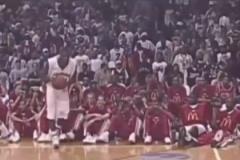 父與子！18歲詹姆斯與19歲布朗尼，參加肯德基扣籃大賽動作對比！