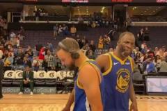 格林算是目前陪庫里最久的人了“嘿！bro!”