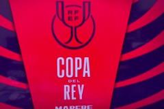 喘不上氣！久保健英被維尼修斯放倒后久久地躺在地上