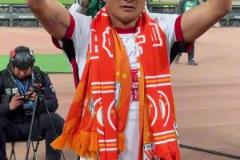 廖力生賽后走向泰山隊(duì)球迷謝場，留下了眼淚