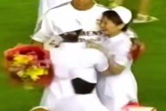 大羅受到中國護(hù)士姐姐追捧，小貝被啦啦隊(duì)簇?fù)硇∝惪粗荒樸? title=