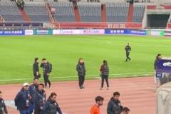 賽后球員離場時，球迷對著崔康熙喊下課！