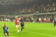 現(xiàn)場(chǎng)實(shí)拍：恰爾汗奧盧米蘭德比破門后選擇滑跪慶祝