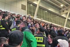 鄰里摩擦，實(shí)拍：北京球迷與天津球迷疑似在看臺(tái)發(fā)生沖突