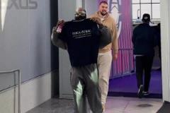 力挺隊(duì)友！快船全員穿著印著“祖巴茨DPOY”的T恤現(xiàn)身球館