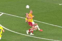 費(fèi)內(nèi)巴切防守漏洞百出！奧斯梅恩禁區(qū)內(nèi)得球爆射破門(mén)！