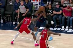 有苦說(shuō)不出小卡下球突然被打一巴掌 裁判無(wú)視&反被打2+1