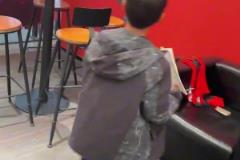 像不像看球的你！武磊帶兒子在白玉碗包廂看球，還得教兒子學(xué)數(shù)學(xué)