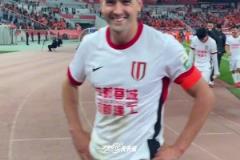 客場大勝泰山，蓉城全隊(duì)賽后謝場向成都遠(yuǎn)征軍致意！