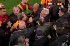 死敵！費(fèi)內(nèi)巴切vs加拉塔薩雷上演全武行！主裁判3張紅牌熄火！