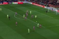 亞馬爾挑傳禁區(qū)！孔德插上挑球過人射門打飛了！