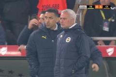 巨大爭(zhēng)議！加拉塔薩雷禁區(qū)明顯手球！主裁判視而不見(jiàn)拒絕判點(diǎn)！