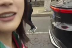 女球迷看球會(huì)說(shuō)臟話嗎？小姐姐：不會(huì)，比賽時(shí)：裁判我C…