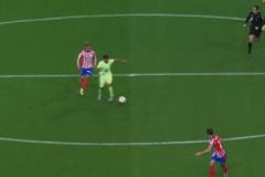 亞馬爾中場帶球直塞！拉菲尼亞禁區(qū)內(nèi)小角度打門被撲！