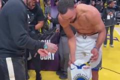 夢幻聯(lián)動(dòng)！庫里賽后和貝克漢姆擁抱 并送上原味簽名球衣