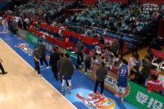 不滿裁判判罰！青島主帥劉維偉發(fā)脾氣瘋狂輸出狂噴吃T