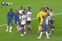 火爆！羅梅羅推倒科爾維爾引發(fā)兩隊(duì)沖突！主裁出示兩張黃牌熄火！