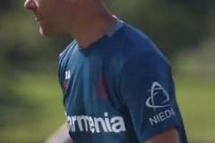 輸球后的梅西看到鏡頭后微微一笑，隨后緊皺眉頭離開了現(xiàn)場