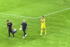 征服對(duì)手！C羅下場(chǎng)進(jìn)行治療時(shí)，新月球迷為其獻(xiàn)上掌聲