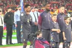 太暖了！姆巴佩彎腰聽(tīng)小朋友講話！網(wǎng)友：1.6億的姆巴佩全是優(yōu)點(diǎn)