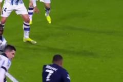 姆巴佩這球真的不講理啊！背身防守又如何，我全身都是假動(dòng)作！